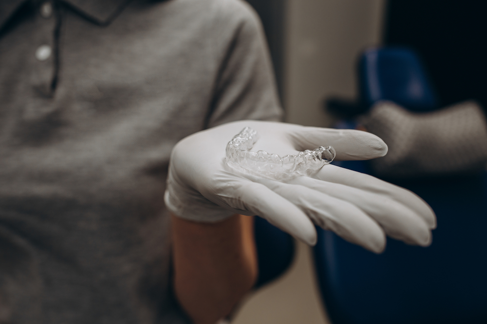 最新消息 4 ortodontist holding in his hand invisible or trans 2023 02 23 09 20 16 utc 1